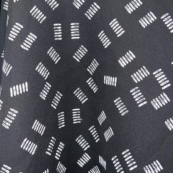 CLEARANCE Metaphor B&W Top - Picture 6 of 6